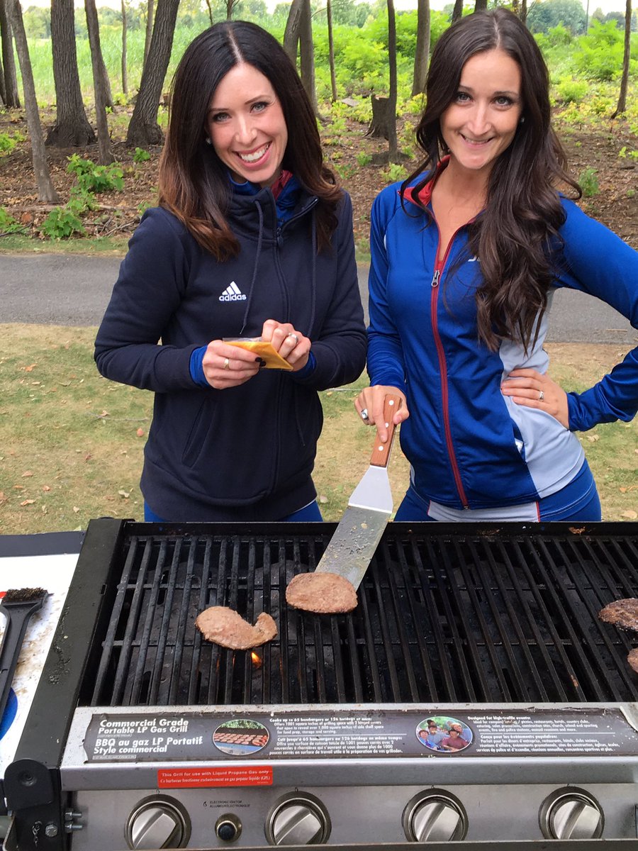 AlsC_Nadine's tweet photo. Super journée au tournoi de golf pour la #FondationAlouettes, à la station des burgers avec @AlsC_AndreeAnne https://t.co/PKdx1GAV69