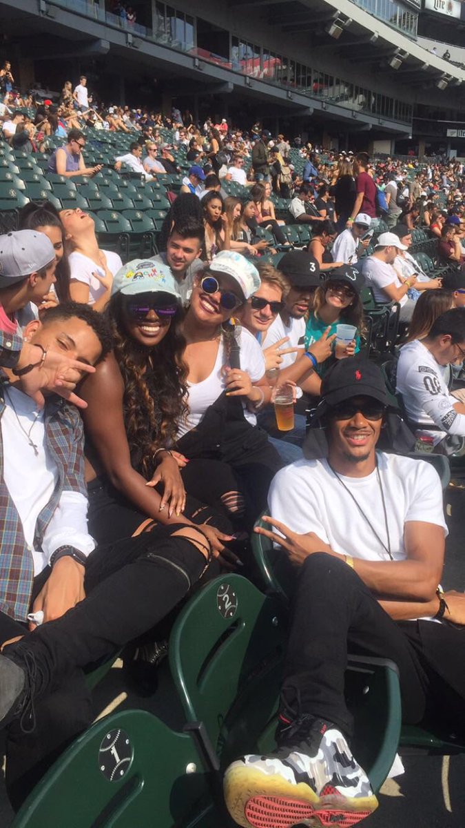 treidiculous's tweet image. Still can't get over the perfection that was #MagnificentColoringDay. CHI-TOWN'S GOT THE JUICE! @chancetherapper #MCD #ZeroProblems 🌈❤️💯🤘🏽🍾🌟