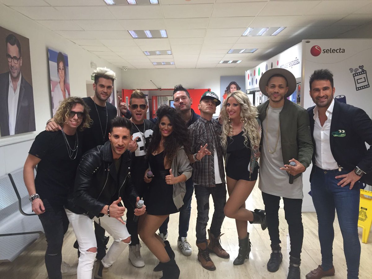 FansClub_LaTent's tweet photo. Nuestros chicos @la_tentacion_T @MIGUELSAEZOFICI @MARIOMENDESOFI @ISALONGLIFEMUSI listos para entrar en @salvameoficial https://t.co/NK77Y0RKL4