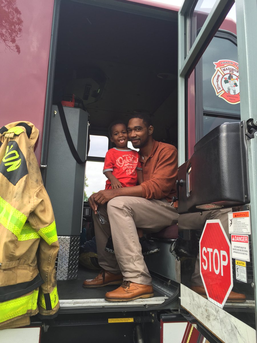 MadisonWIFire's tweet image. Station 10A stopped by the #BuildingBosses Community Field Day yesterday at Warner Park organized by 13-year-old Debrell Carr. (1/2)