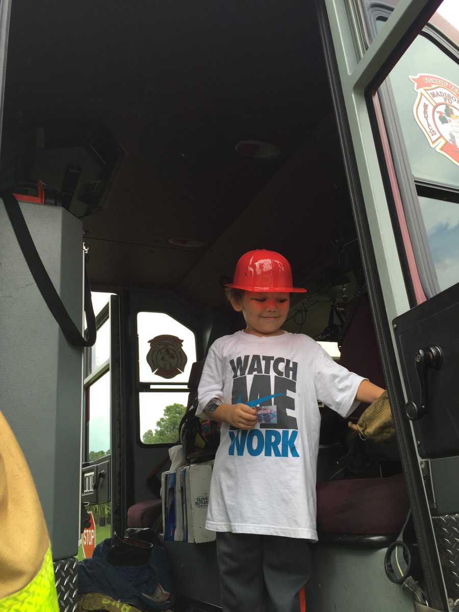 MadisonWIFire's tweet image. Station 10A stopped by the #BuildingBosses Community Field Day yesterday at Warner Park organized by 13-year-old Debrell Carr. (1/2)