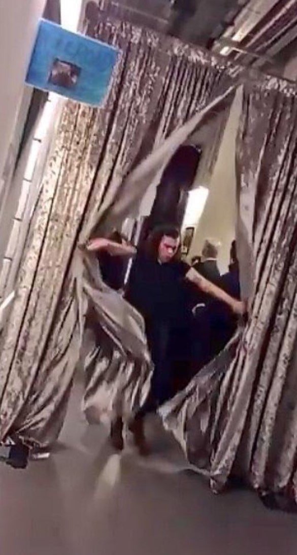 NarryMyDream's tweet photo. HARRY STYLES COMING OUT OF NO WHERE LIKE https://t.co/BBrm4UNyp8