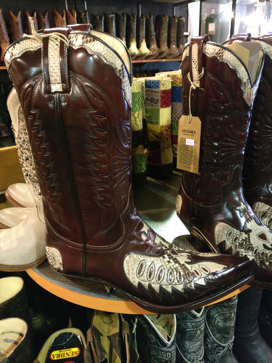 NaitZoSoezn's tweet image. Nieuwe pantoffels! #Sendraboots #Bootstore #Nijmegen