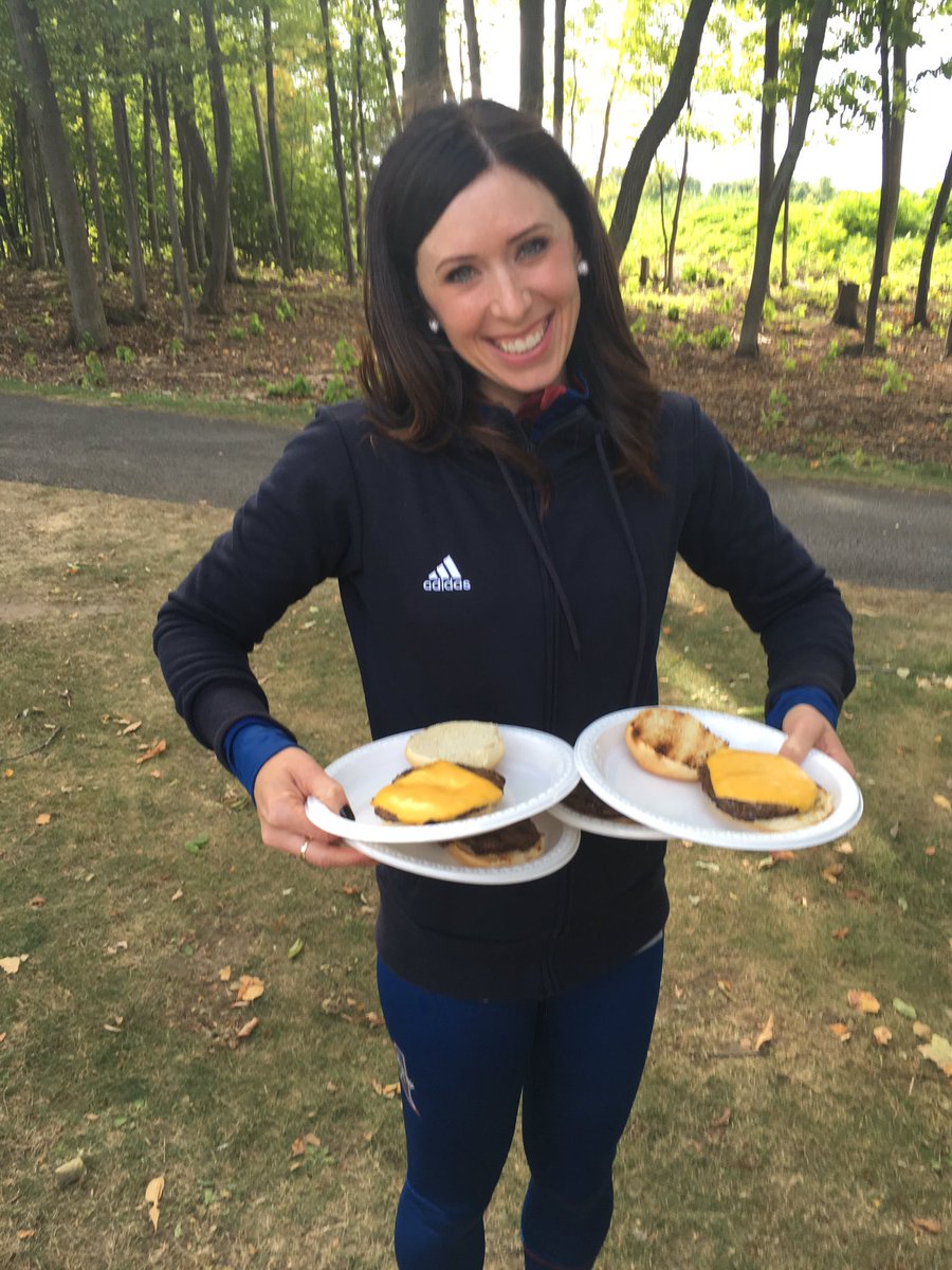 CameronC11's tweet photo. @AlsC_AndreeAnne is ready with the hamburgers. #alsmtl #fondationalouettes @AlsCheerleaders https://t.co/Fbfykx70zV