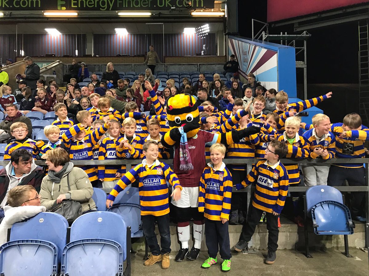 MATCHDAY: <a href="/Burnleyrugby/">Burnley RUFC</a> are now getting involved in dabbing with Bertie! 🐝 #BFCitC