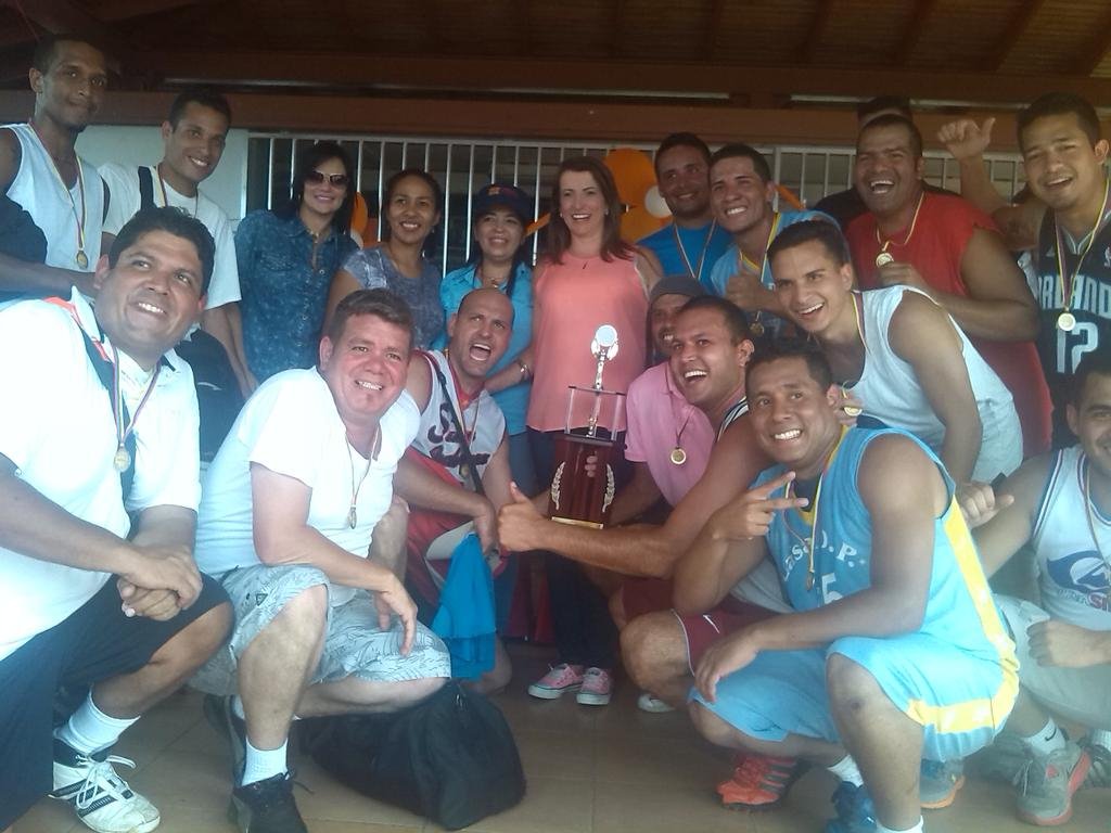 DP_Miranda's tweet photo. #DefensaPublica #Miranda Felicitaciones a los campeones de baloncesto de la Unidad Regional Miranda - Sede Los Teques. https://t.co/jLmRsOParw
