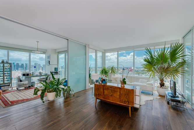 realmiamibeach's tweet image. This #TenMuseumPark #condo boasts spectacular views through 10' floor-to-ceiling windows!
bit.ly/1TuzmYz
#realmiamibeach