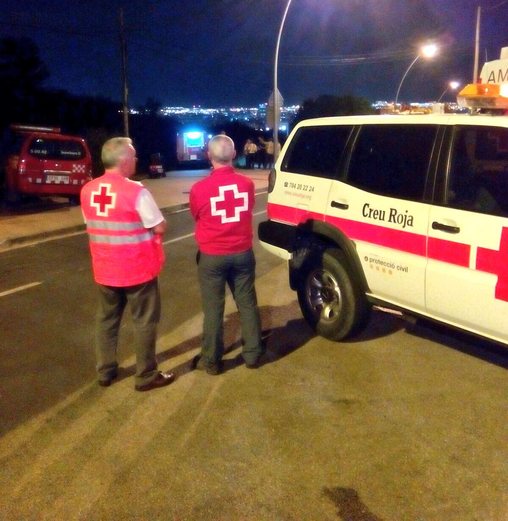 CreuRojaCAT's tweet photo. Tanquem el dispositiu a #IFEsplugues. Gràcies al voluntariat de @CreuRojaSBD i @CR_BLLN per la seva ràpida resposta https://t.co/EdQ2otixWS