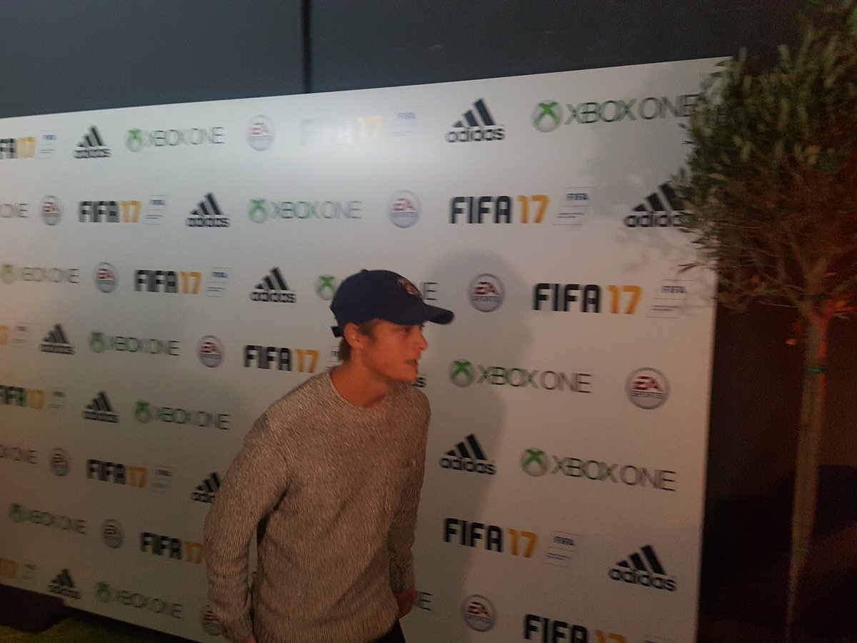 AlexandreMaras's tweet photo. Vus aussi à la soirée #FIFA17 au Cercle Cadet : Cyrille Eldin @DamidotValerie @RodParadot @Bmesrimes et bien d'autres... https://t.co/iy7hg1IKif