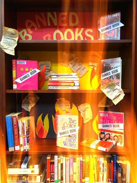 woburnlibrary's tweet photo. Celebrate your freedom to read! #booksonfire #BannedBooksWeek #displaysfordays #woburnpubliclibrary https://t.co/Vtqm83e4t0