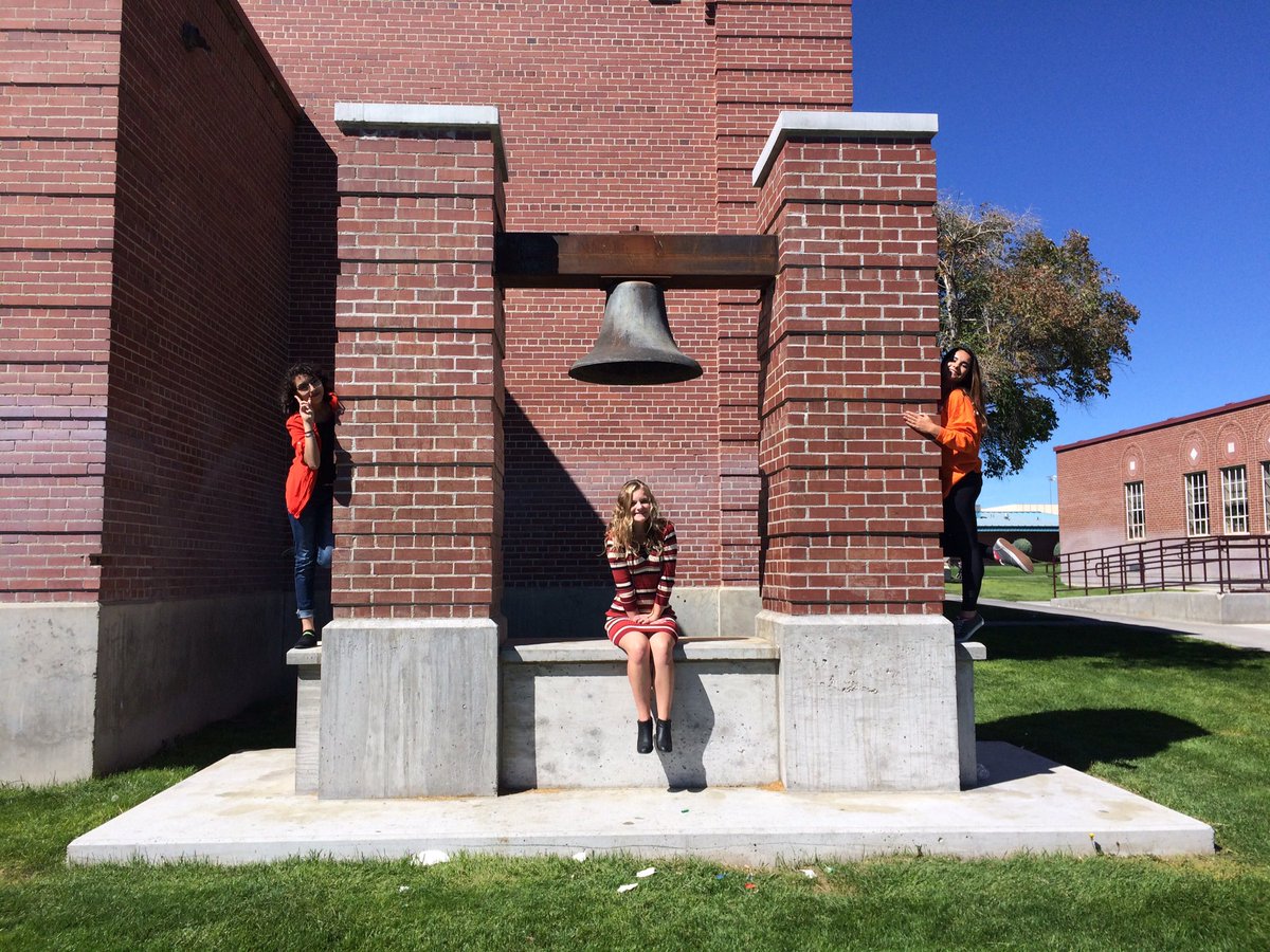 EhsPowWow's tweet photo. Kicking off homecoming with black and orange day 🎃🕸 Movie night on the football field at 7pm 🌑🎃 https://t.co/hAUH7BKrTU