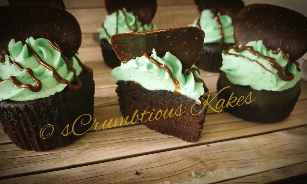 sCrumbtiousK's tweet photo. Choc & Mint KupKakes! Must do a cocktail version of this ....and a drippy cake too!! #chocolate #mint #KupKake https://t.co/JdGw643kN4
