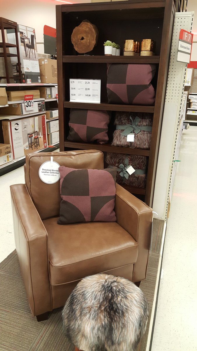 VML_SaraPrice's tweet image. Falling in love with the new Fall decor. 15% off now!! #fall #TargetStyle #vmtl @AliciaRoseH @JenieBrisson