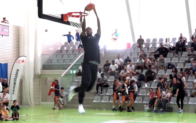 Swiss Basketball Dunk Contest aus Yverdon  youtube.com/watch?v=YHxb7g…