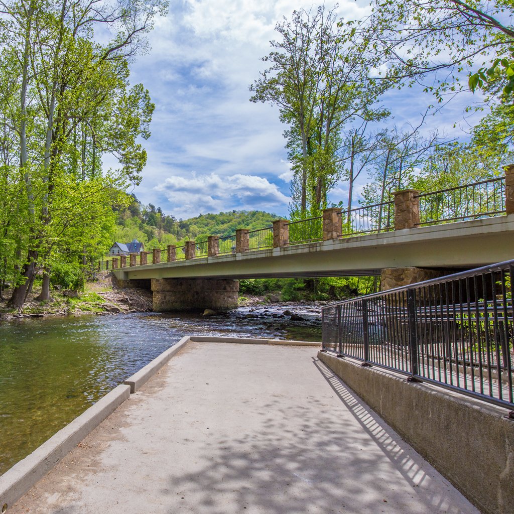 SmokyMountains.com tweet media