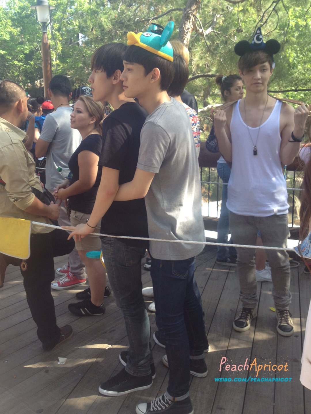 jongdae pics on X: "baekchen backhug at disney appreciation tweet  https://t.co/mYhilZvYKO" / X