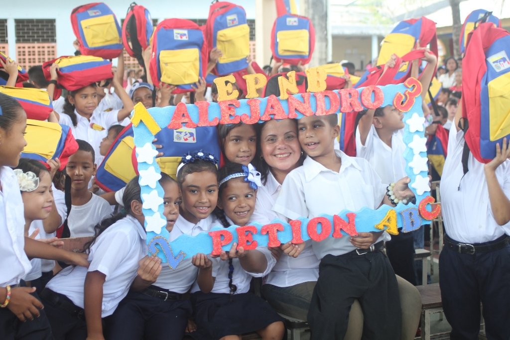 GobLizeta's tweet photo. Con mucha alegría y paz iniciamos el nuevo año escolar 2016.2017 en el Delta @NicolasMaduro https://t.co/CuqfucnEbw