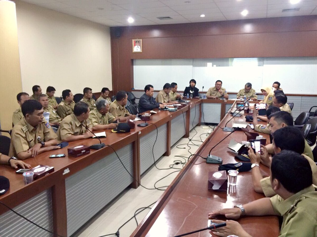 Wawali kota #depok <a href="/pradi_supriatna/">Pradi Supriatna</a> memimpin rapat tim Koordinasi Penanggulangan Kemiskinan Daerah (TKPKD) <a href="/IdrisAShomad/">Mohammad Idris</a> <a href="/Humas_depok/">Dokpim</a>