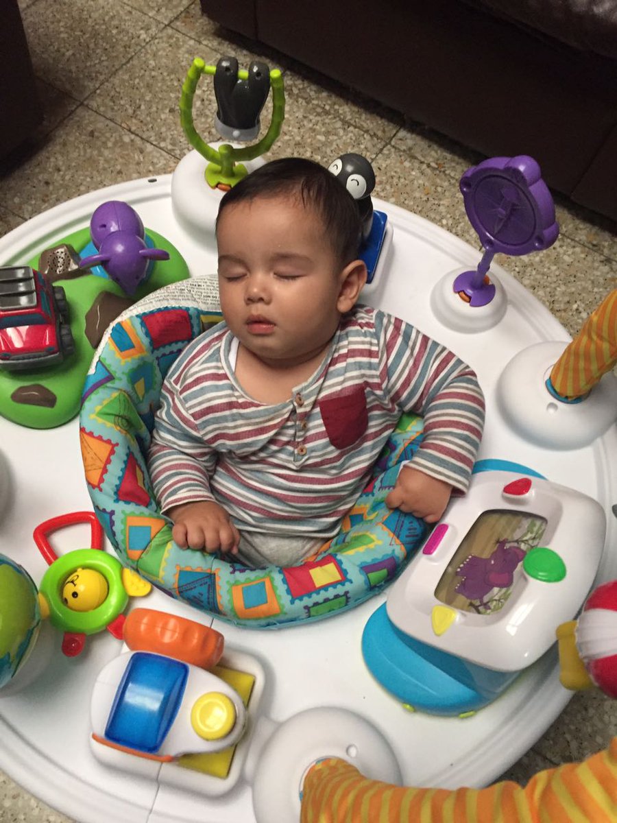 Serch04's tweet photo. Como cuando no has dormido en 3 días pero la fiesta esta muy buena como para moverte del lugar https://t.co/pLvBiyVM88