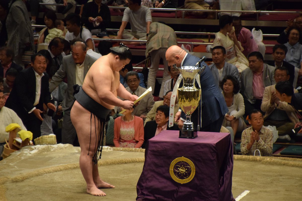 日本相撲協会公式 Twitterissa 九月場所千秋楽 表彰式 優勝した豪栄道に ブルガリア共和国優勝杯 チェコ国友好杯 モンゴル国総理大臣賞 Sumo 日本相撲協会公式 Twitterissa 九月場所千秋楽 表彰式 優勝した豪栄道に ブルガリア共和国優勝杯 チェコ国友好杯 モンゴル国総理大臣賞 Sumo