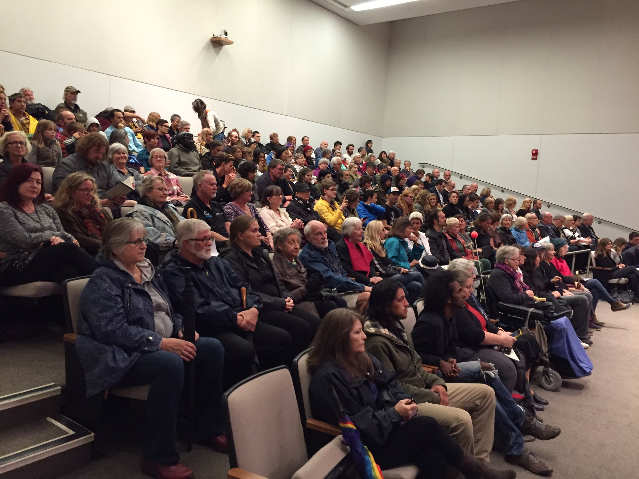 Full house tonight https://t.co/6XmAcO8ZH1