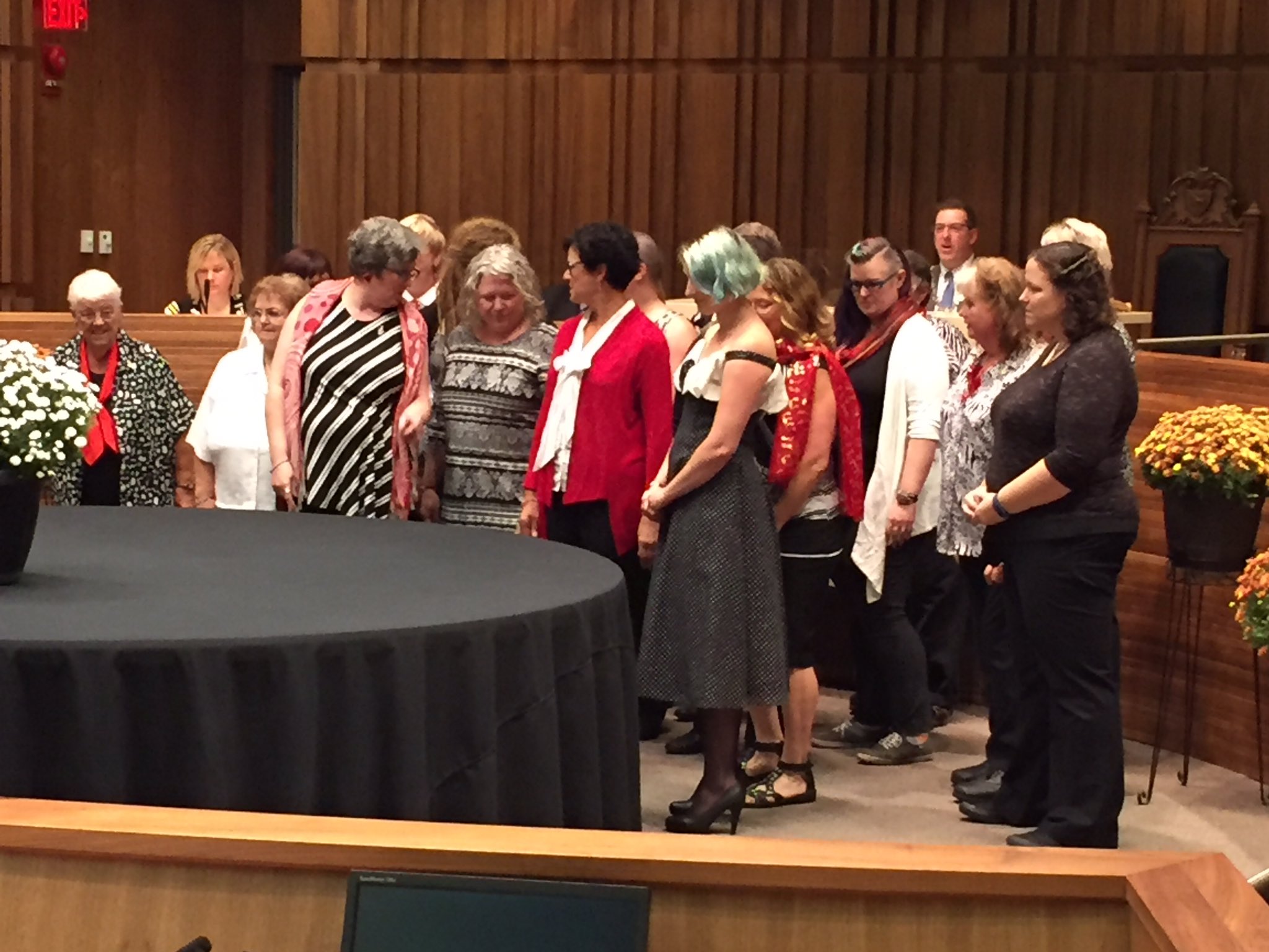 Guthrie jokes that the crowd is big b/c they knew the Overtones were coming https://t.co/yZ236qDdl2