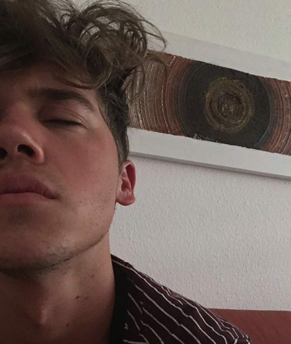 TURNINGP4GES's tweet photo. jonah made my hair messy �� https://t.co/EdxNClbBTR