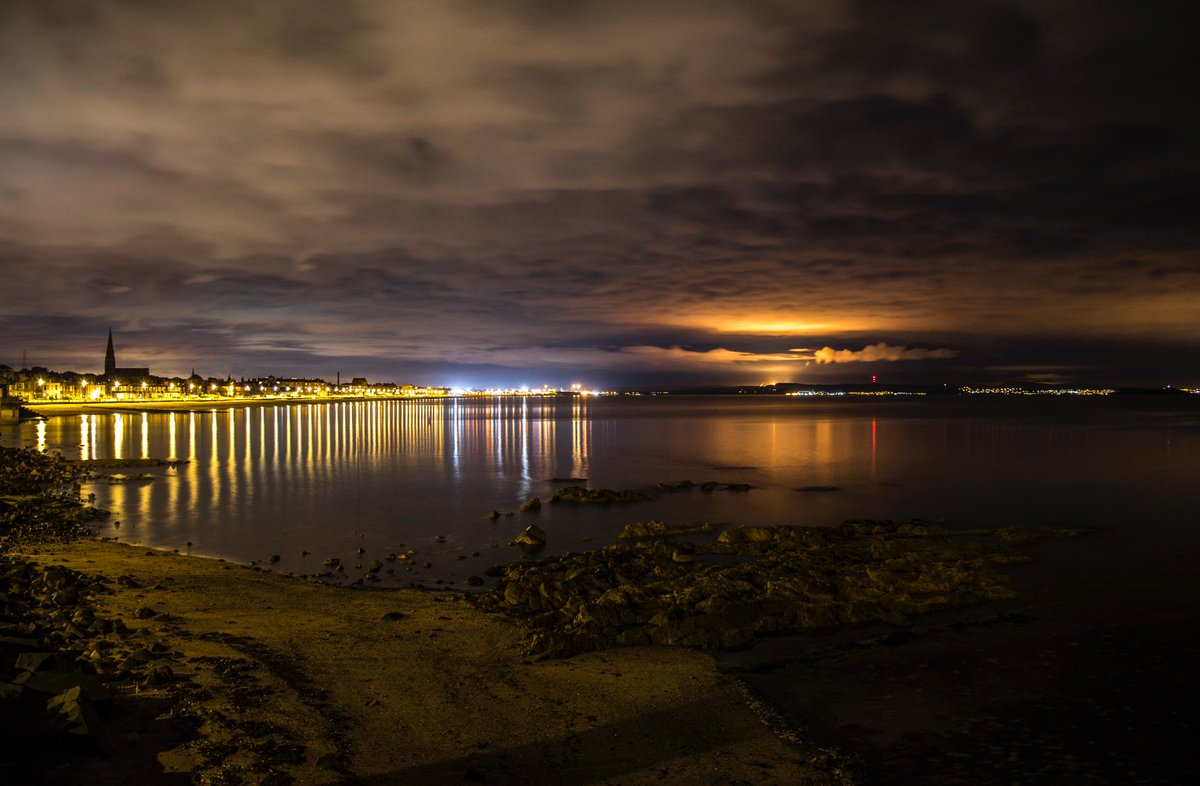 urbancyclist's tweet image. Porty/Edinburgh v. Fife tonight - Mosmorran in full-on Eye of Sauron