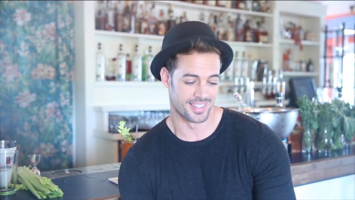 FCLEVYERREZ's tweet photo. Aqui tienes a tu @willylevy29 promoviendo la line de belleza #Ely  @Elygutierrez19 ! Que bello https://t.co/JTLOYkotKc