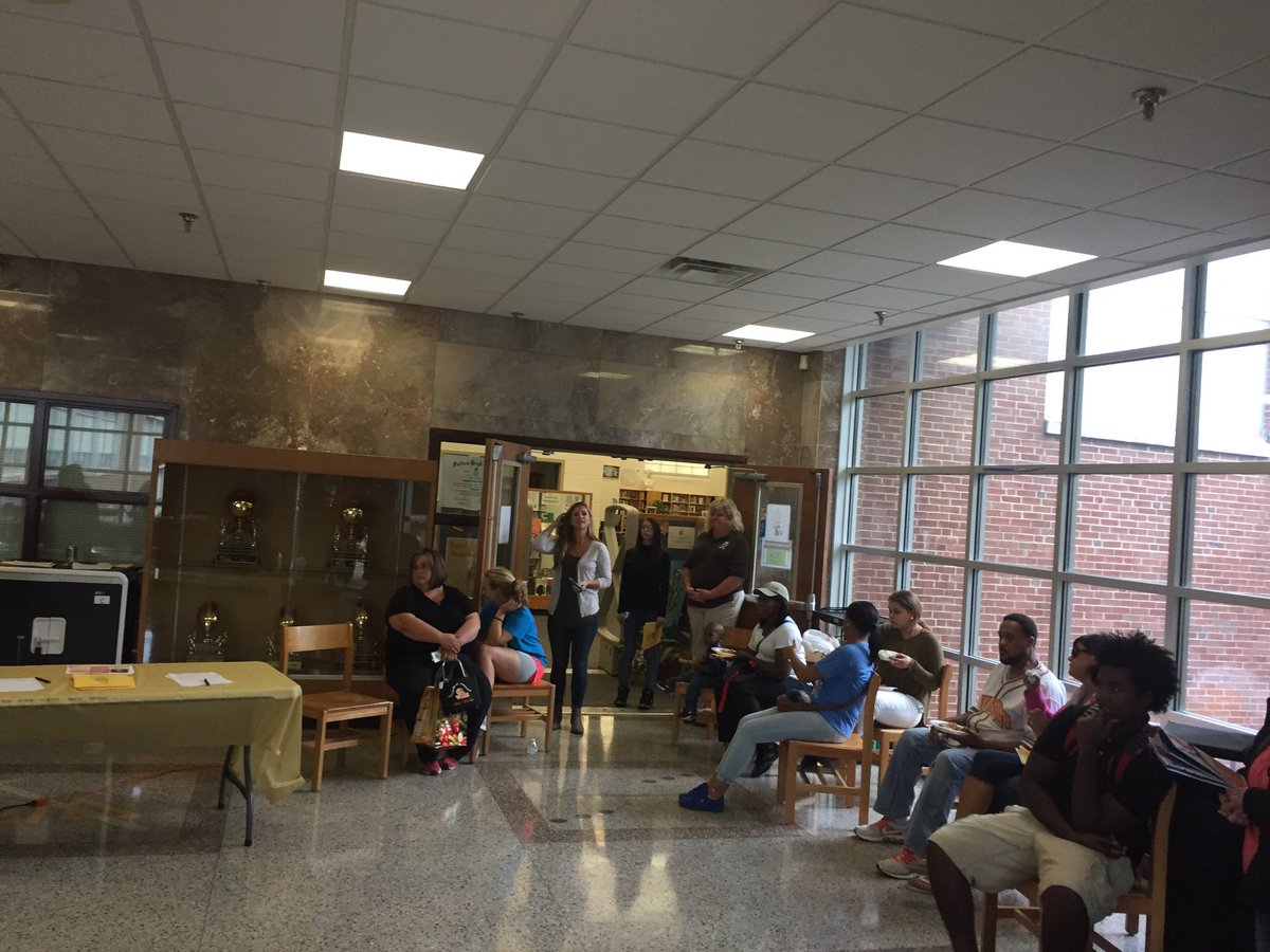 Falcon_GRAD's tweet photo. Huge turnout for Senior Success Night with over 65 families represented this evening! https://t.co/sklwSCARMT