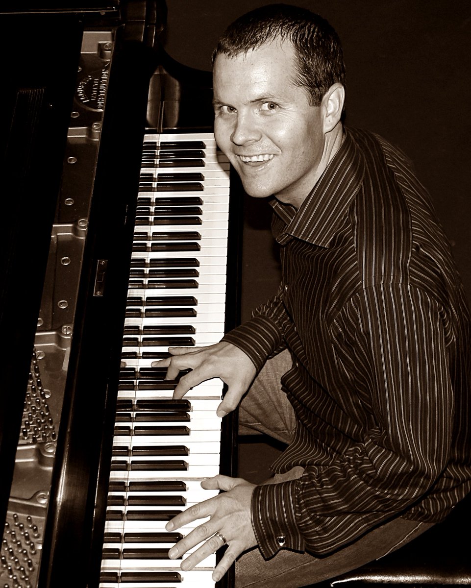 Congrats to <a href="/TGBChoir/">TGB Choir</a> director Nick Halonen - selected by <a href="/AZCardinals/">Arizona Cardinals</a> as MVP in the Classroom. #Bruinstrong @PhoenixUnionHS