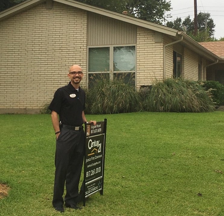 MiguelPicart's tweet photo. This was me today listing my first house on the market. #Century21JudgeFite #MyNewListing https://t.co/qGIMZkLmL7