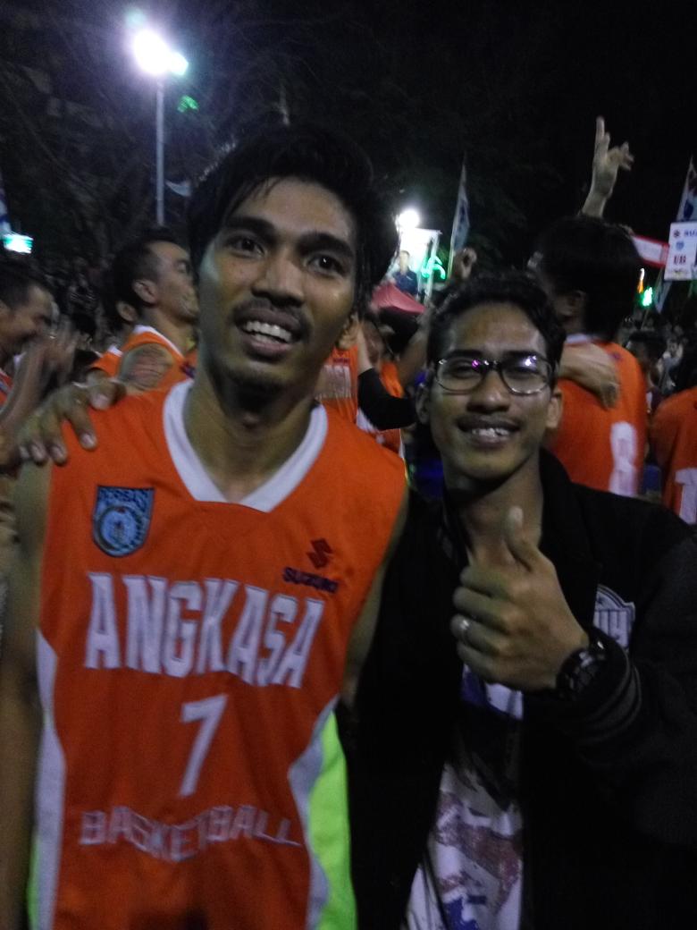 dwiputrafandhi's tweet photo. @AndiPallawagau The Best RunShot Of BasketBall (KingOFBasketBall) #DandimCup Pinrang #idola https://t.co/p3YpNMFfZ8