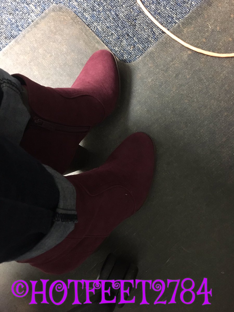 hotfeet27841's tweet photo. On no it's fall now I really need tributes and paypigs to get my cold feet out #Paypigswanted #tributesneeded https://t.co/1ZVIZvQrPq