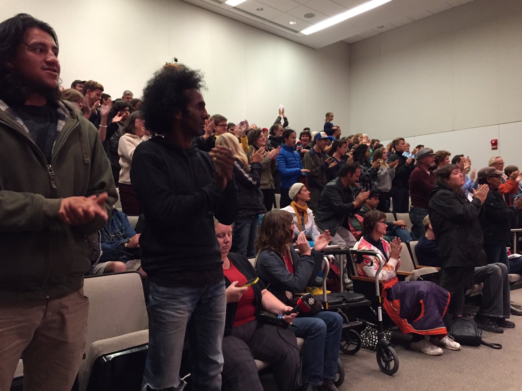 The crowd goes wild. https://t.co/WyyJHx8cE6