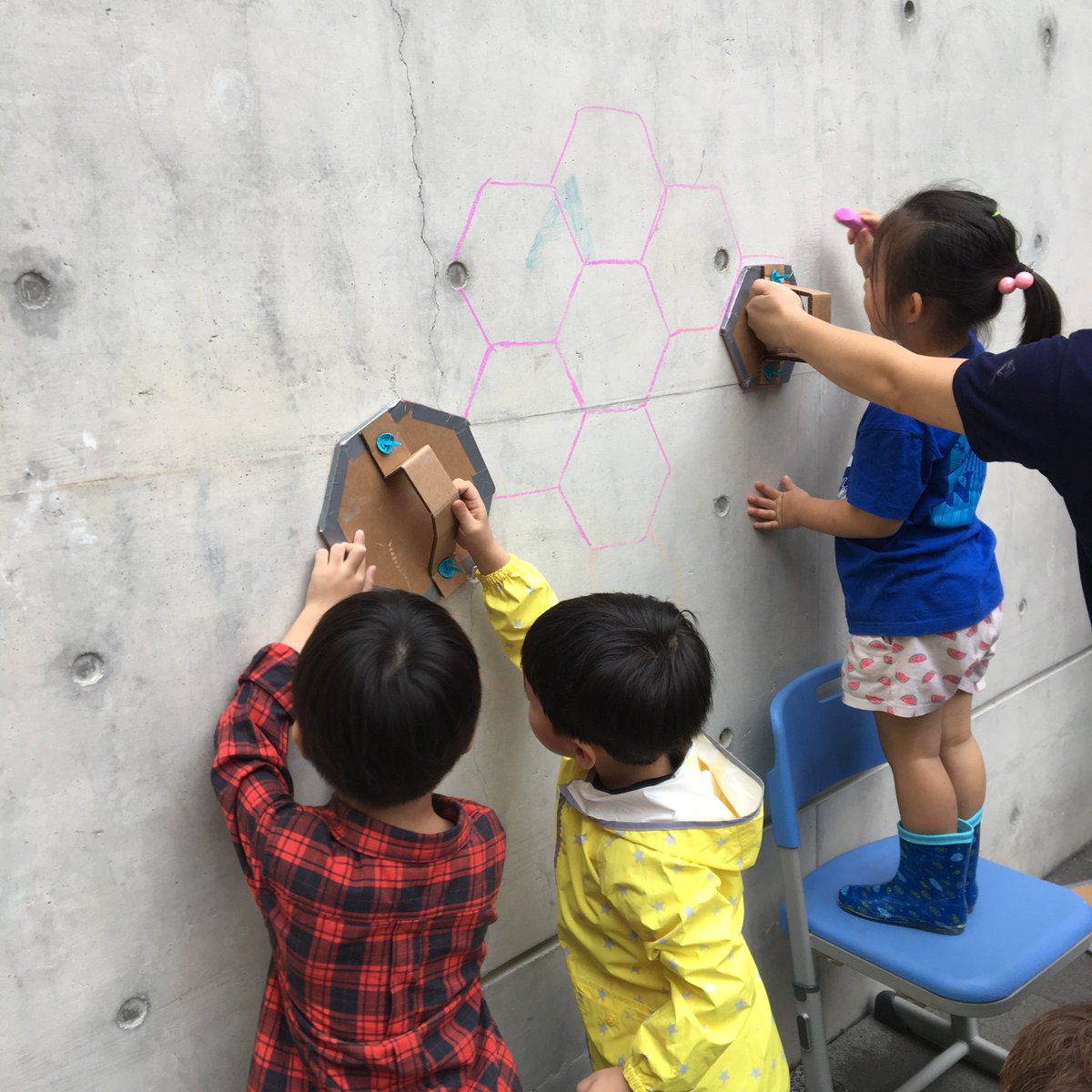 tieandjeans's tweet photo. . @joshburker 's influence spreads far and fast. Pre-K exploration of shape. No prompting, no instruction. #makered #cidesign @Intl_Chadwick https://t.co/xdqWrrN5uy