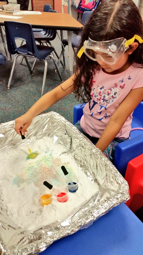 TereRuizz's tweet photo. Learning about 5 senses, using sight to explore color mixing eruptions @SchultzKISD #SchultzsPreK #schultzshines #kleingold https://t.co/QUREsum2qk