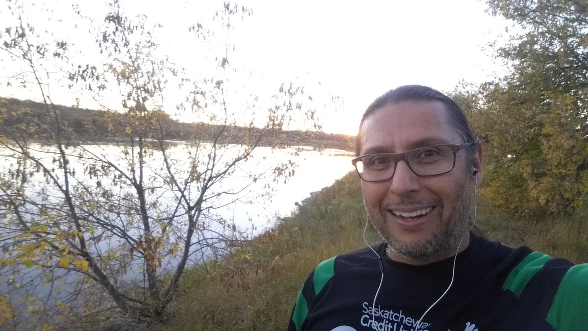 indian1629's tweet photo. Perfect night for a #run along the river in #yxe #autumn #calmwater  
Easy peasy casual 5k #MondaySelfie (: 
#Sasmsung Health medal! https://t.co/qKpKvy8ZPl