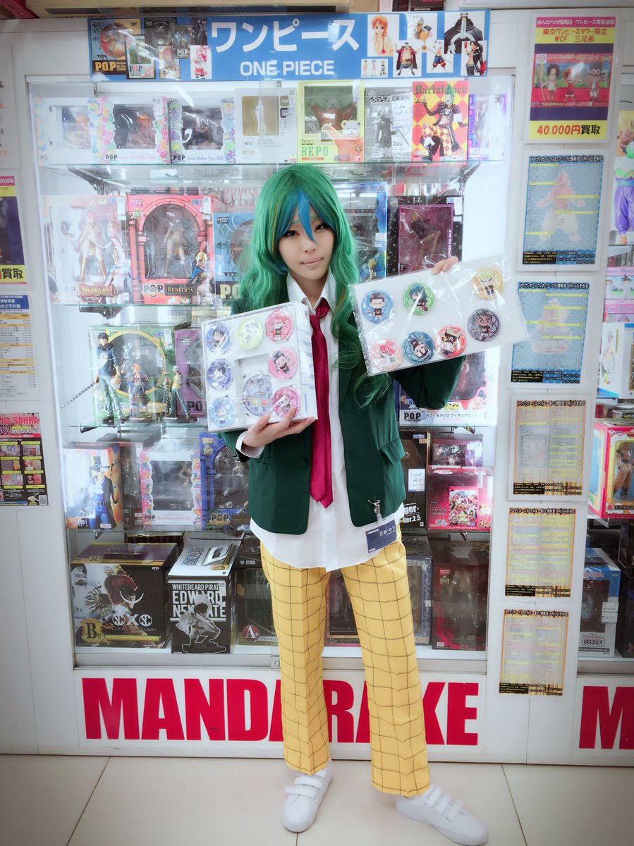 まんだらけ福岡店２f 女性同人誌 コスプレ店員 まんだらけでは 3000円以上お買物されたお客様にまんだらけ名物コスプレ店員と記念チェキを撮影するサービスを行っております 2fフロアでは劇場版弱虫ペダルのアニメイト限定グッズが 1fでは巻島コス