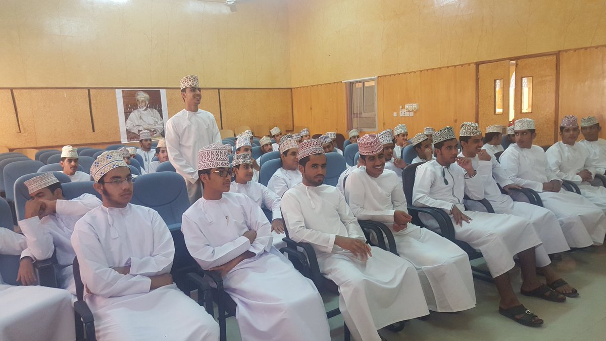 طلاب المدرسة يناقشون منفذي الورشة حول آلية الورقة الامتحانية وبعض التساؤلات حول مراكز الامتحانات.
#مدرسة_وادي_بني_خروص