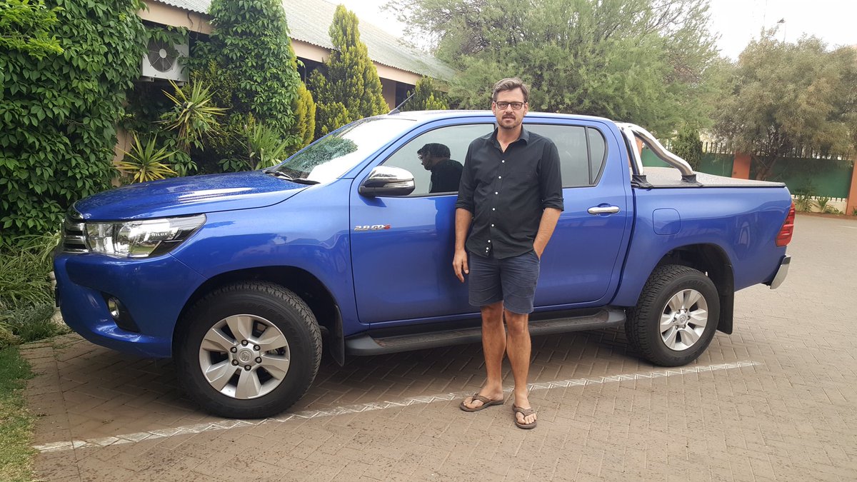 Die nuwe hilux ry soos n droom <a href="/ToyotaSA/">@ToyotaSA</a> <a href="/kykNETtv/">kykNET TV</a> #ReisNaGister <a href="/JakDePriester/">Jak de Priester</a>