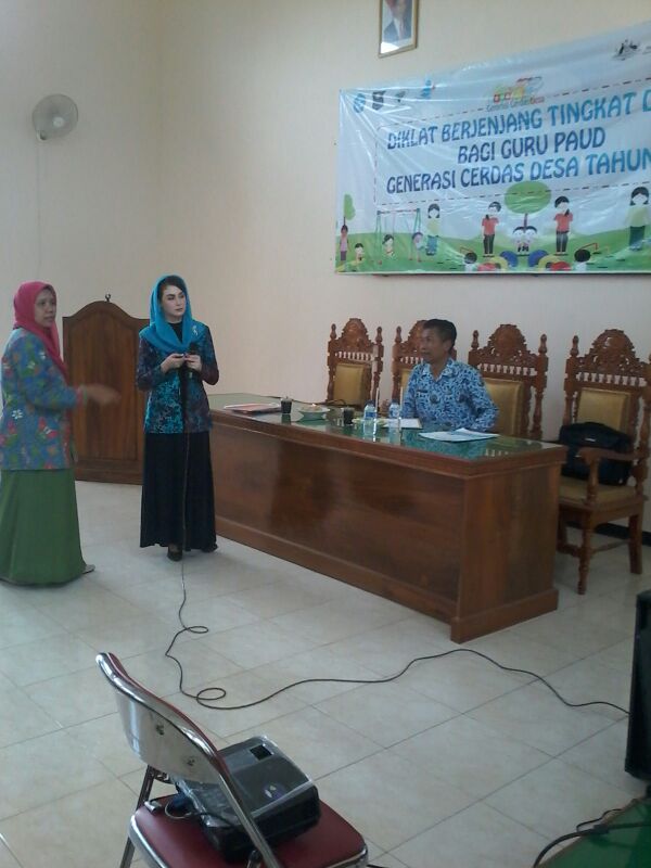 Bunda PAUD GENERASI CERDAS DESA Ibu Arumi Bachsin Emil Dardak pada acara Pelatihan Tendik Paud di Trenggalek