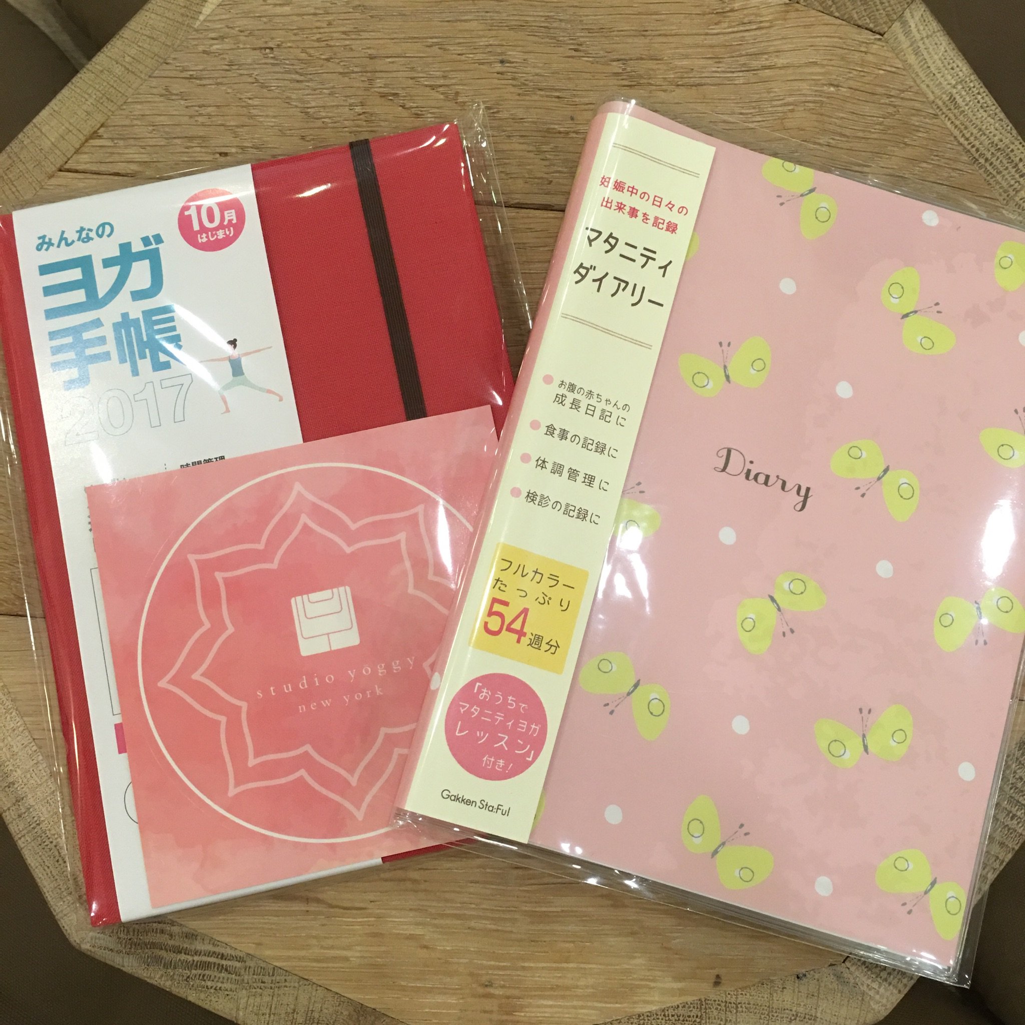 Twitter 上的 スタジオ ヨギー池袋 ヨガ手帳16昨日から発売です 使い勝手がいいとイントラさんもリピートしてる方多数です スタジオヨギー限定カラーのロータスレッド可愛いですよ さらにマタニティダイアリーも同時発売 マタニティライフを記念に残せますよ