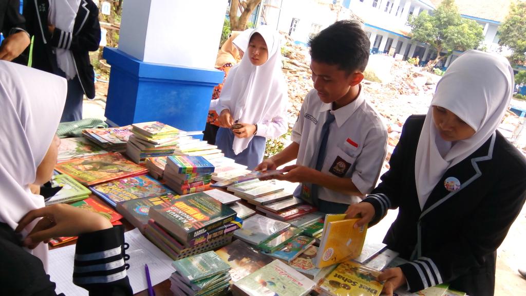 smansa_official's tweet photo. Yuk adik, teman, kakak-kakak mari mampir ke "Bazar Buku" depan kelas XI Bahasa. 
Murah loh 😆 
#KTSrefresh https://t.co/4yU2RIjFcq