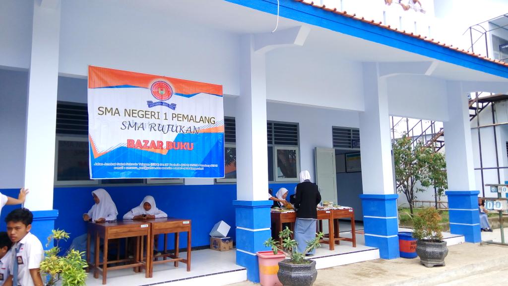 smansa_official's tweet photo. Yuk adik, teman, kakak-kakak mari mampir ke "Bazar Buku" depan kelas XI Bahasa. 
Murah loh 😆 
#KTSrefresh https://t.co/4yU2RIjFcq