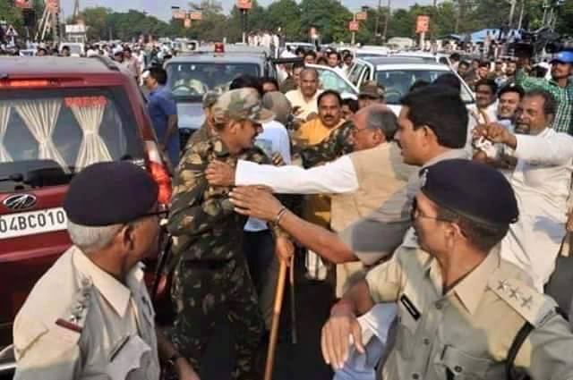 buntyjibhargawa's tweet photo. ये न्यूज मिडिया नहीं दिखायेगा की दिग्विजय सिंह ने फौजी जो देश की रक्षा करता है उसे थपड़ मारा इसको फैला दो https://t.co/Ps5nKrAnTr