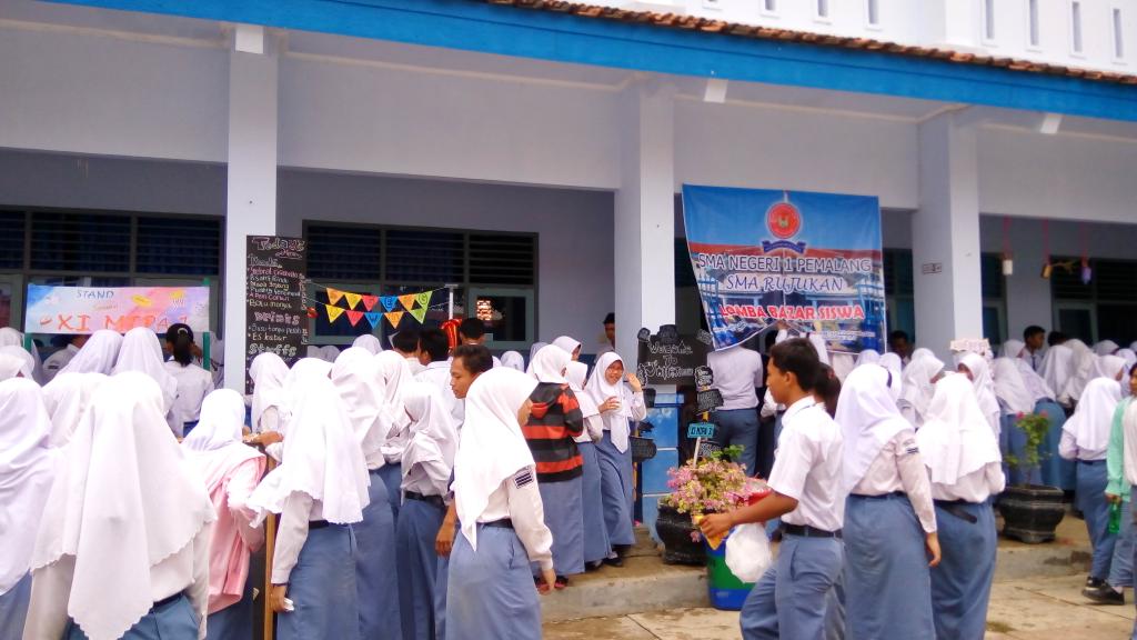 smansa_official's tweet photo. Yuk dibeli makanan, minuman, dan kreasi karya anak smansa. Murah, enak, dan higienis loh 🙌 
#KTSrefresh https://t.co/7ES22aM5yy