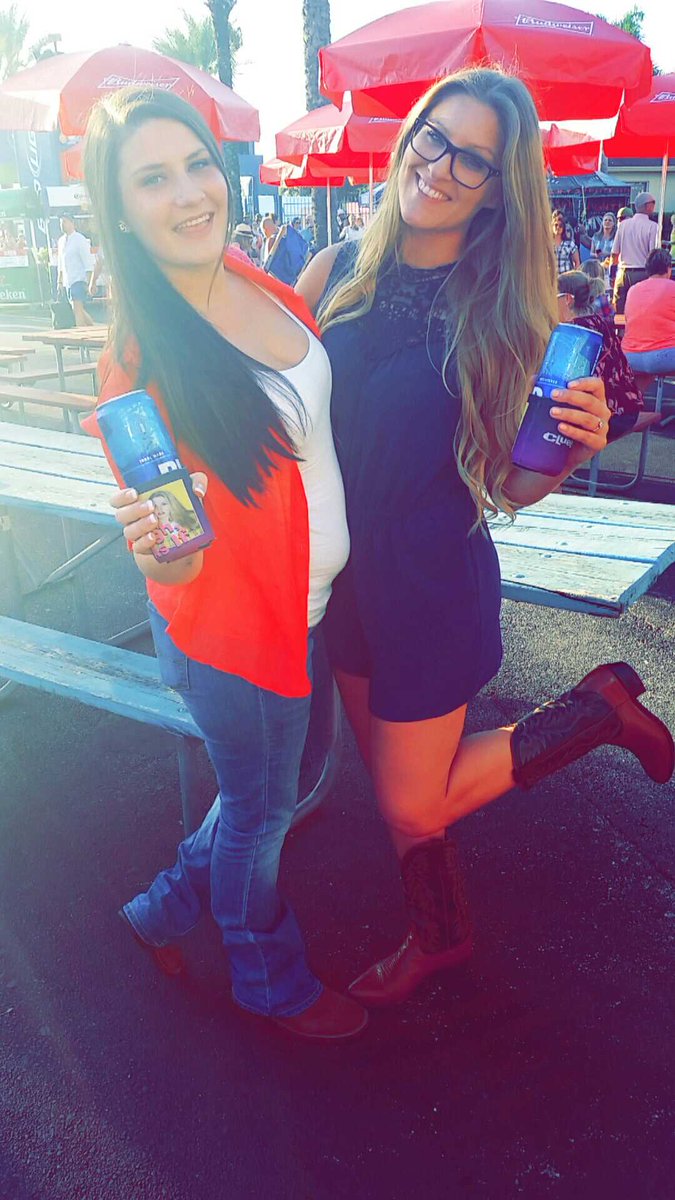 landers_b's tweet photo. It's been a while 💃💃 #mainchick @MegannnnHodge https://t.co/LEnSP3aqS7