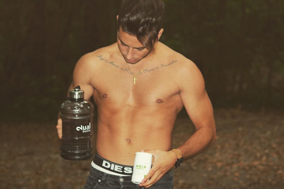 dualshaker's tweet photo. Our awesome ambassador https://t.co/VmbAa6FrWC showing off our durable DualBottle and our endurance packed Maca powder. #2ual https://t.co/7jBMVOCXgN