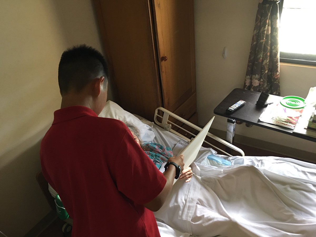 Students of <a href="/Iolani_School/">‘Iolani School</a> visited local care home to share #PaperCircuit Poetry! #MakerEd